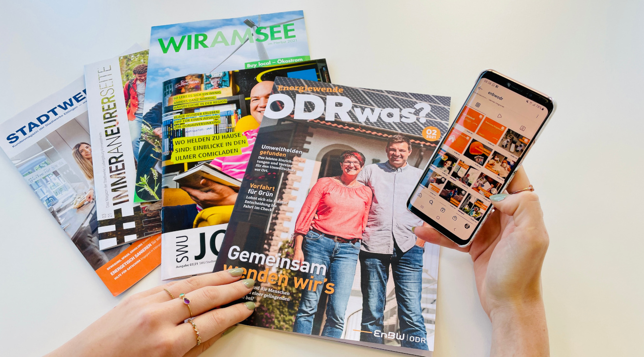Printmagazine aufgefächert und und Instagram-Account auf Mobile Device