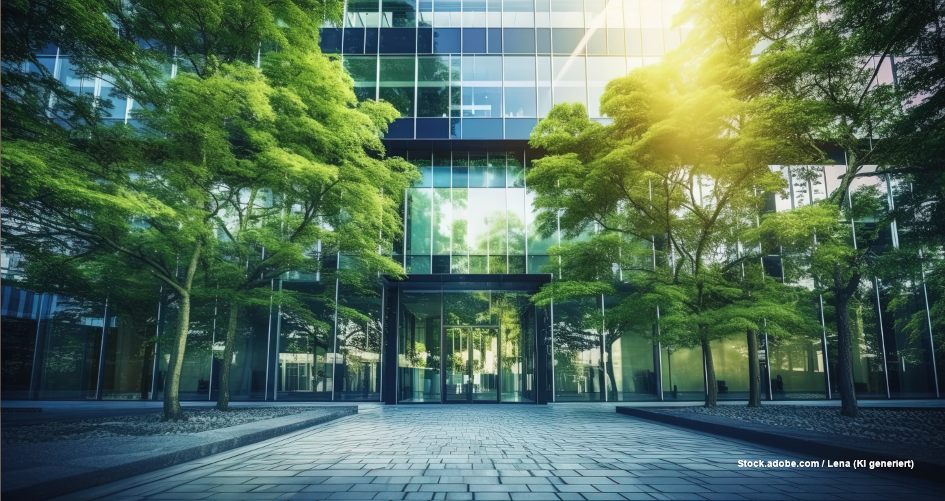 Glasfassade eines Bürogebäudes mit Bäumen davor