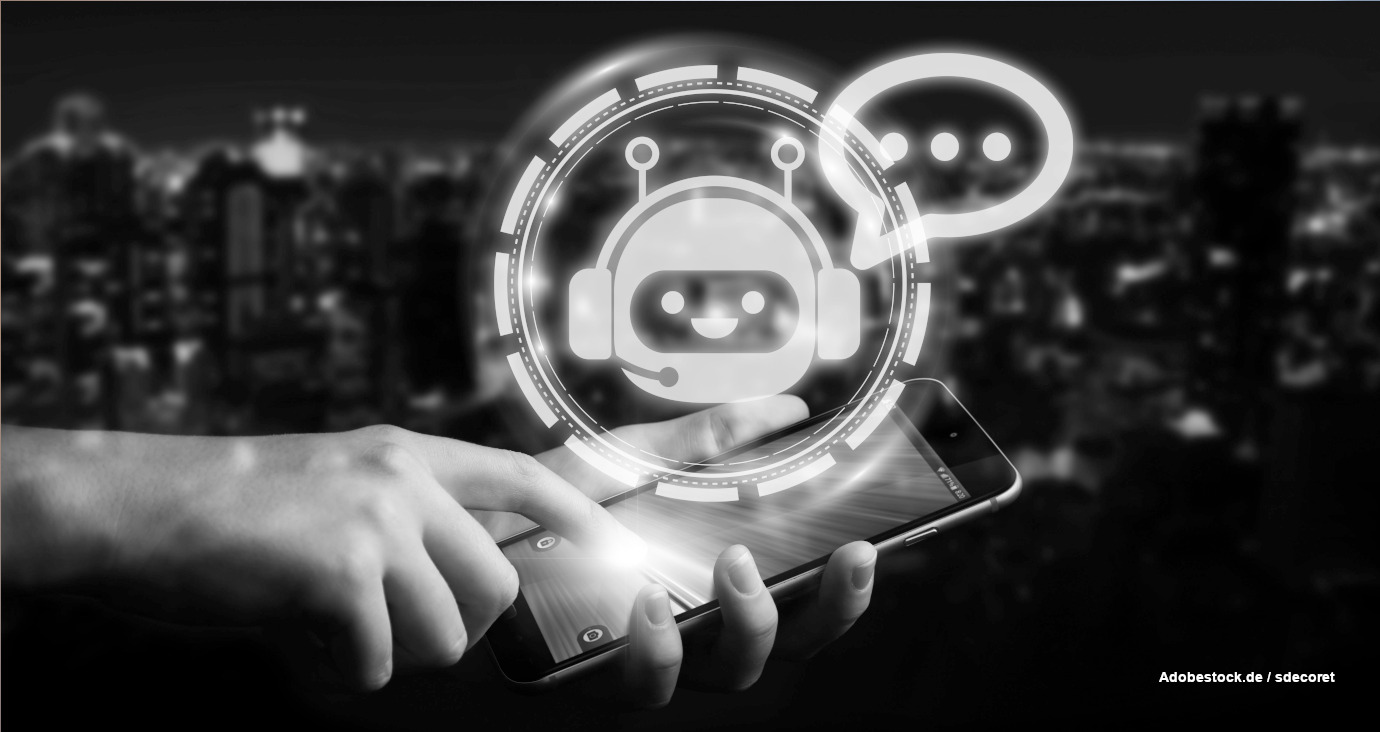 Handy in einer Hand mit einem Chatbot-Symbolbild
